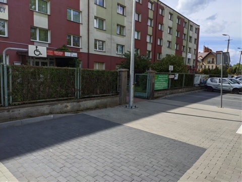 Zdjęcie przedstawiające parking dla osób niepełnosprawnych w PUP Sokołów Podlaski