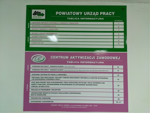 Zdjęcie przedstawiające tablice informacyjne na parterze PUP Sokołów Podlaski