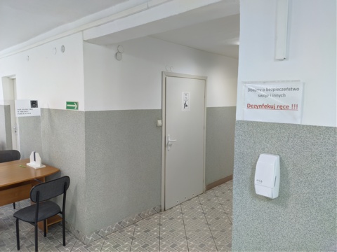 Zdjęcie przedstawiające toaletę dla osób z niepełnosprawnościami na parterze PUP Sokołów Podlaski