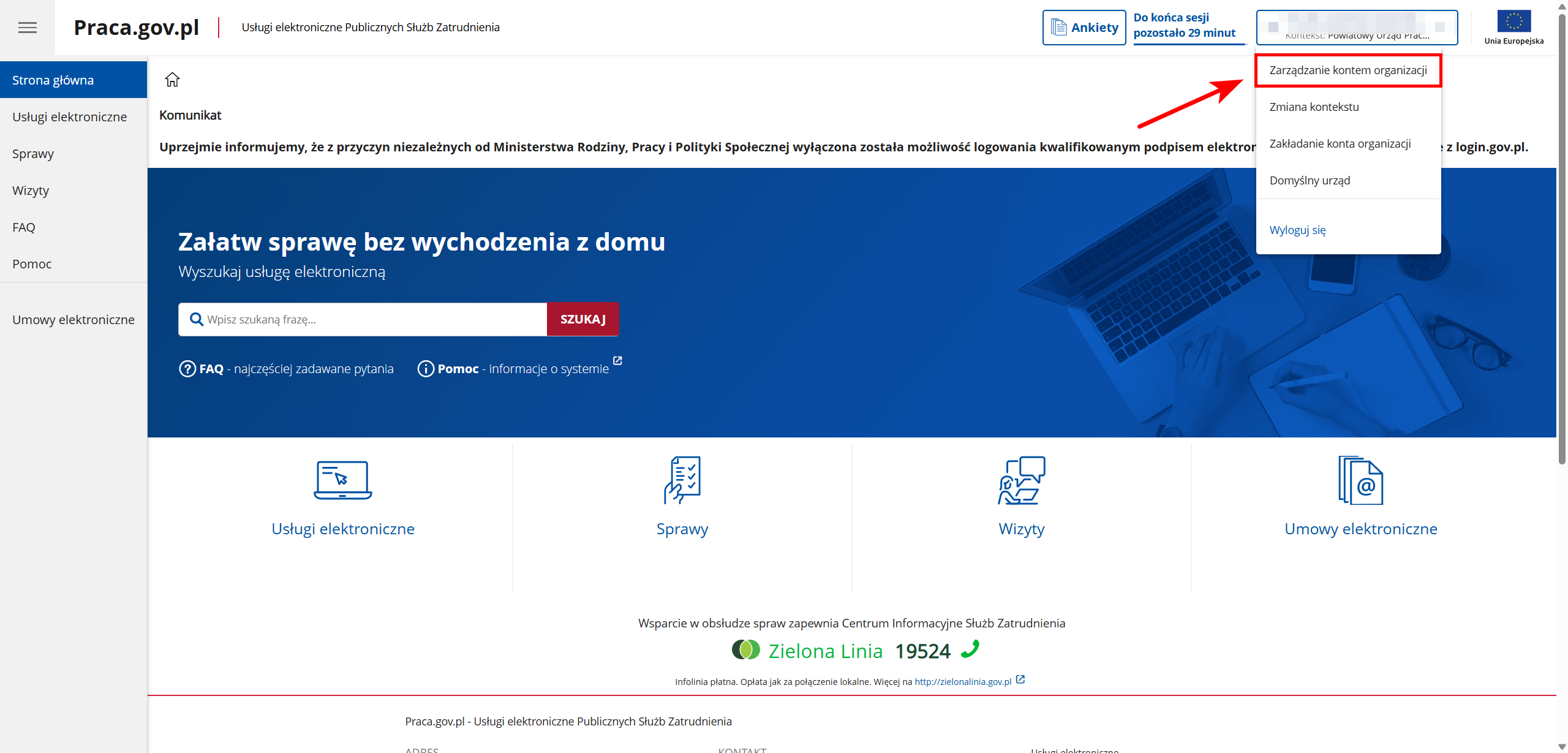 Zrzut ekranu strony głównej portalu Praca.gov.pl. Widoczny jest górny pasek nawigacyjny z menu użytkownika rozwiniętym w prawym górnym rogu; zaznaczono opcję „Zarządzanie kontem organizacji” (wskazaną czerwoną strzałką). Na środku strony znajduje się sekcja wyszukiwania usług elektronicznych z polem tekstowym i przyciskiem „Szukaj”. Poniżej widoczne są kafelki: „Usługi elektroniczne”, „Sprawy”, „Wizyty” oraz „Umowy elektroniczne”. Po lewej stronie znajduje się boczne menu nawigacyjne.