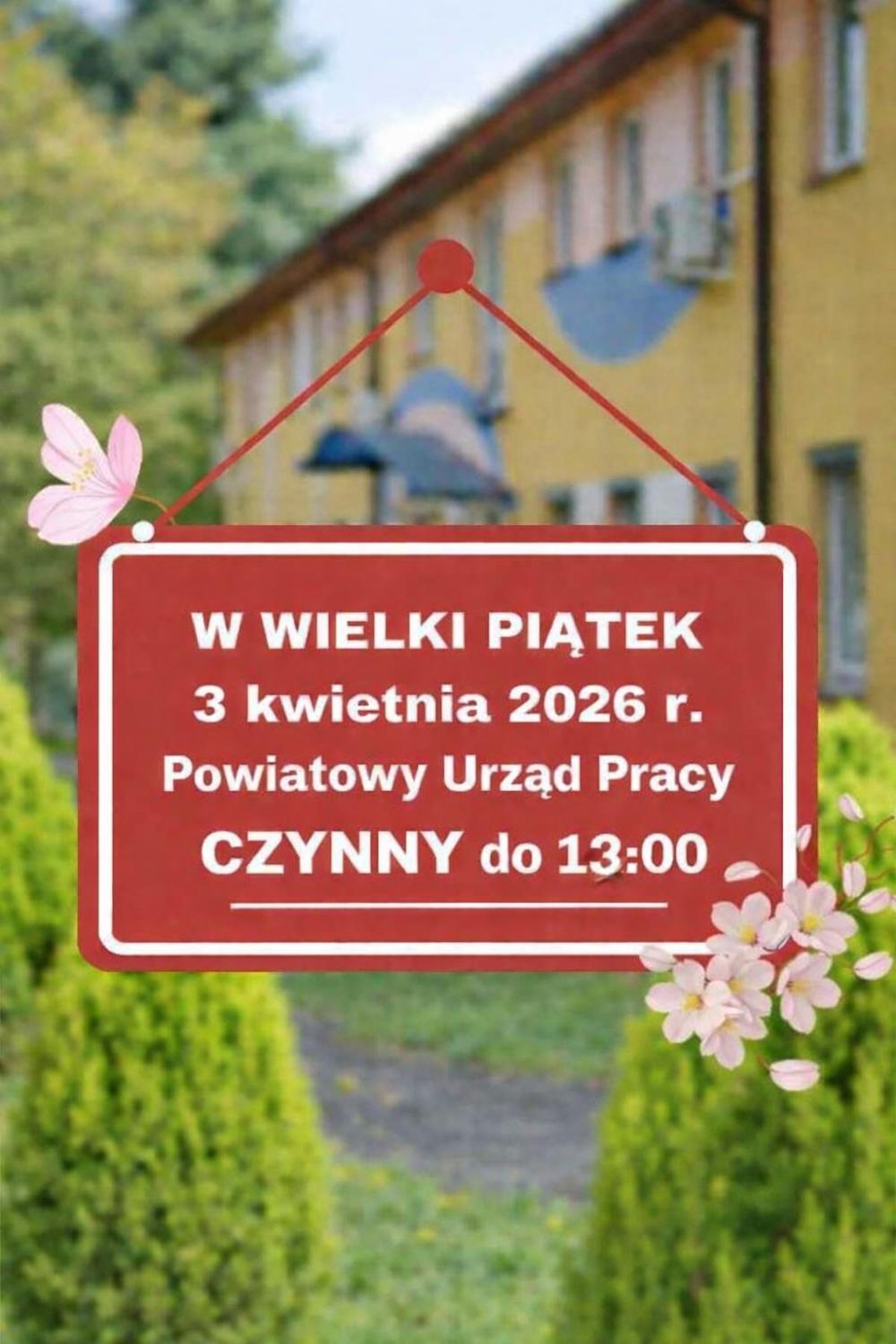 Czerwona tabliczka informacyjna zawieszona na sznurkach na tle budynku i zieleni. Widoczny napis: „W Wielki Piątek, 3 kwietnia 2026 r., Powiatowy Urząd Pracy czynny do 13:00”.
